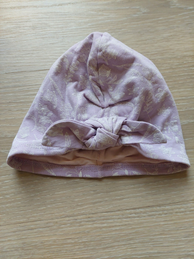 Fialová čepička s kvítky cca pro 1-2 letou holcicku