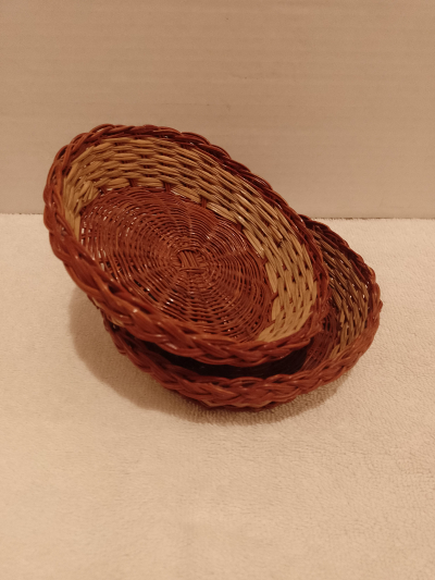 Daruji misky ze šustí a proutí