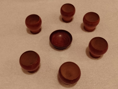 Dřevěné kalíšky na vejce