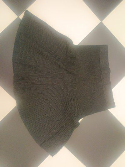 Cerna sukne jako pletena S