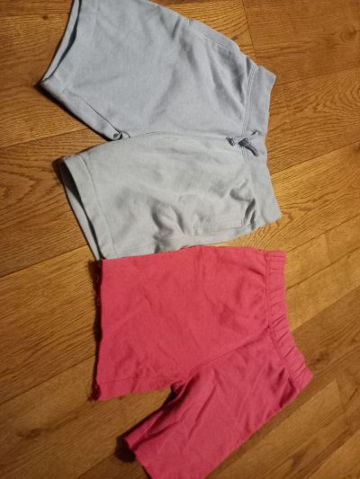 Dvoje dětské kraťasy