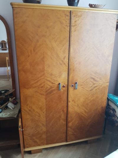 ZACHOVALÁ , ELEGANTNÍ , FUNKČNÍ SKŘÍŇ