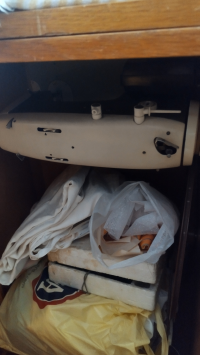 Šicí stroj úložný do skříňky