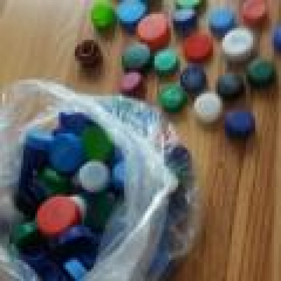 Barevná různě velká víčka z PET lahví na tvoření