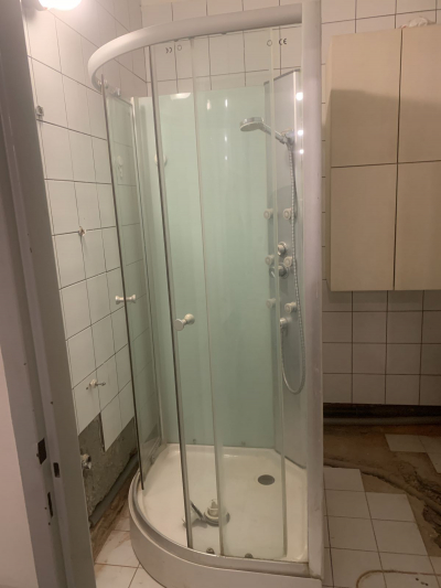 Daruji samostatně stojící sprchový kout a vestavěnou lednici