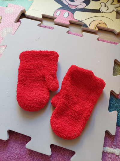 Červené  dětské  rukavice