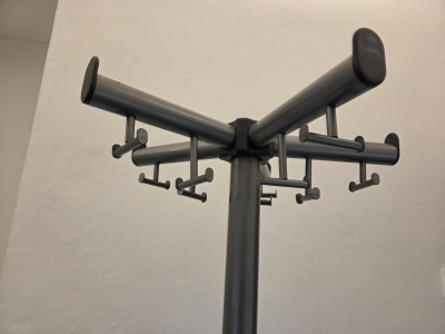 Věšák na bundy a kabáty