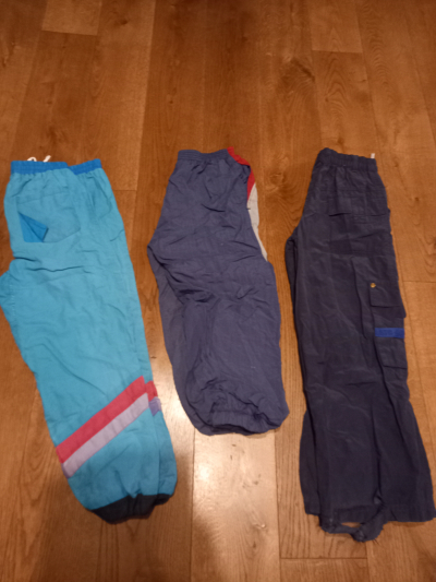 Troje obyčejné sustakove kalhoty