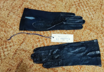 Úplně nové černé kožené rukavičky.