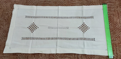 Vyšívaná dečka na stolek