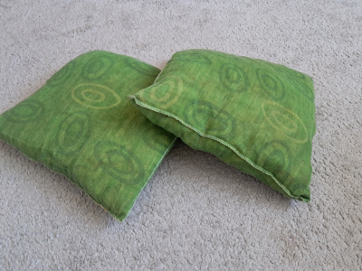 2 zelené polštáře