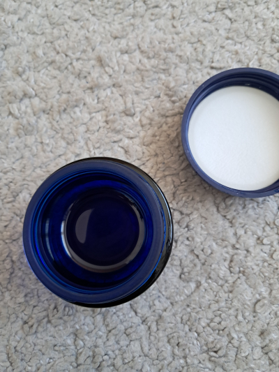 Skleněná krabička od krému, čistá