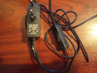ac/dc adapter s vypínače