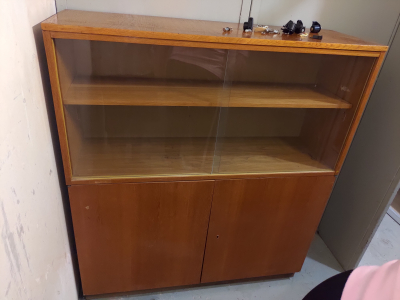 Skřín - knihovna s prosklenou části