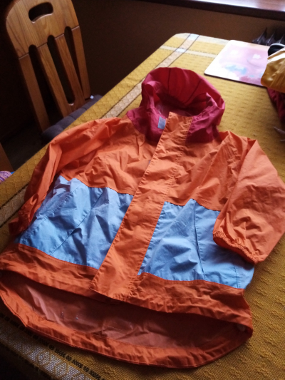 pěkná bunda pláštěnka 4-5