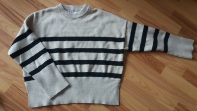 Širší svetr s pruhy a rozparky zn. Bershka vel. M/ L/ XL