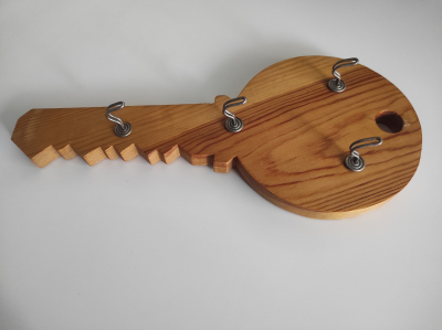 Dřevěný věšák na klíče ve tvaru klíče