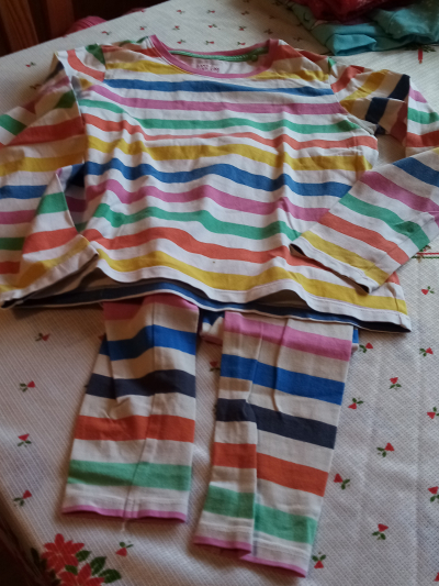 pruhy pyžamo 134-140