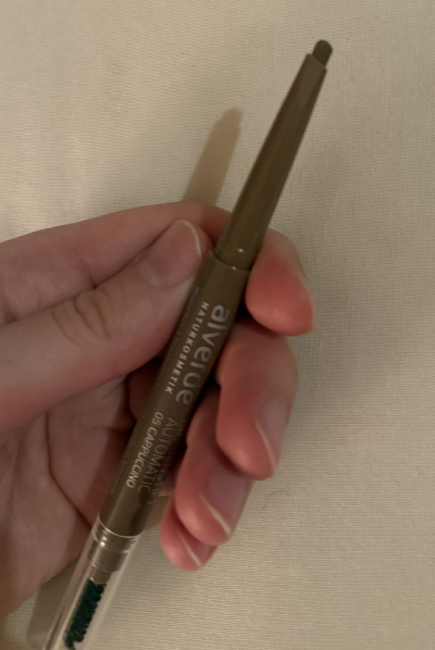 Alverde tužka na obočí