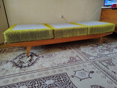 postel včetně matrací