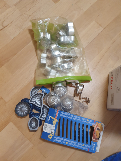 Daruji vykrajovátka a formičky na vánoční pečivo