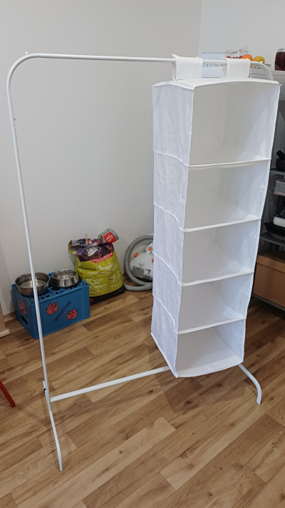 Stojan na oblečení a textilní přihrádky