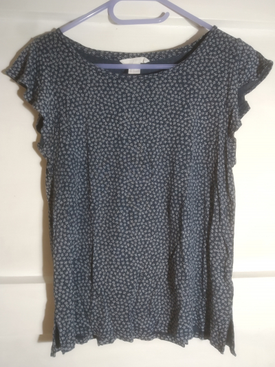 Tmavomodr halenka s kvítky