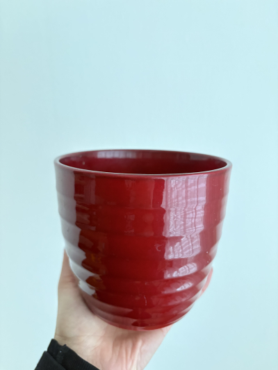 červený květináč