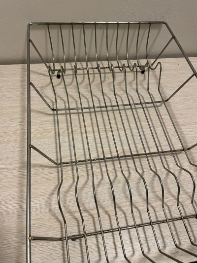 Kovový okapávač na talíře