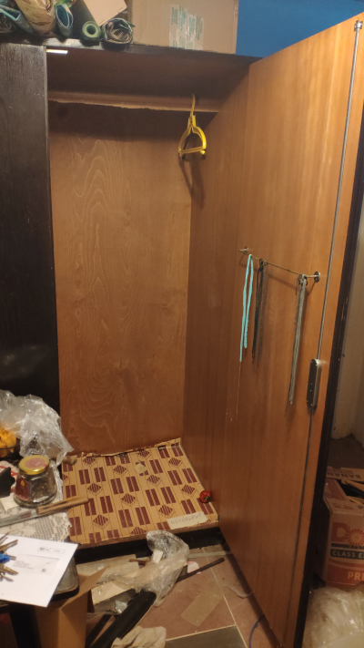 černá šatní skříň