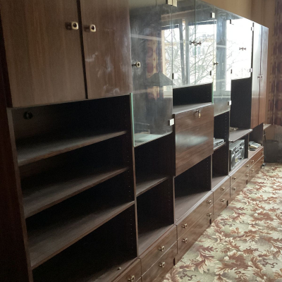 Obývací stěn cca 5 m dlouhá