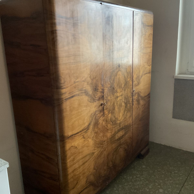 Skříň z masivu retro, velmi odolná a funkční