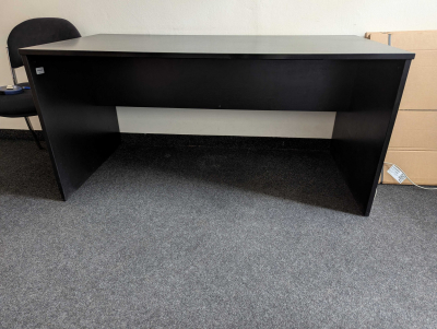 Černý kancelářský stůl