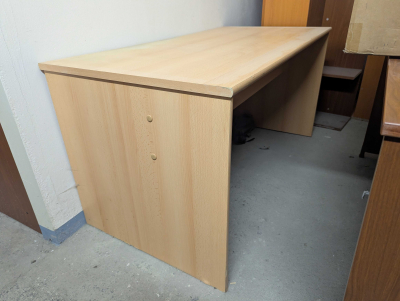 Světlý kancelářský stůl