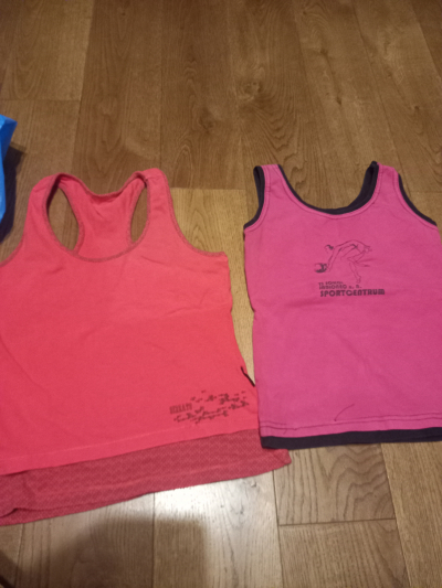 2 sportovní tílka