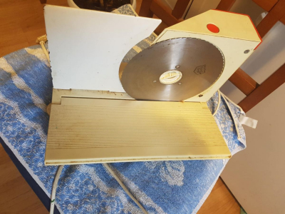 KUCHYŇSKÝ  ELEKTRICKÝ KRÁJEČ