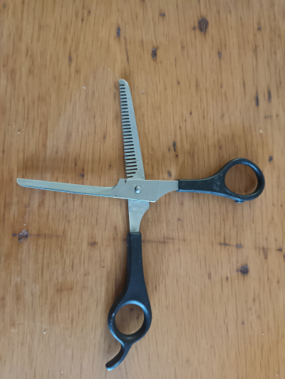 Kadeřnické nůžky prostrihavaci.