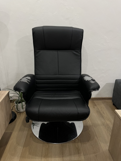 Černé kožené křeslo