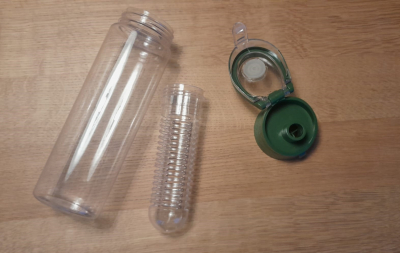 Nová lahev na vodu s vložkou na ovoce