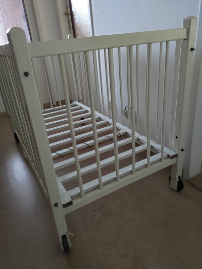 dětská dřevěná postýlka