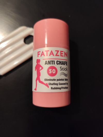 Proti tření stehen balzám i náplasti