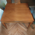 Dřevěný stolek