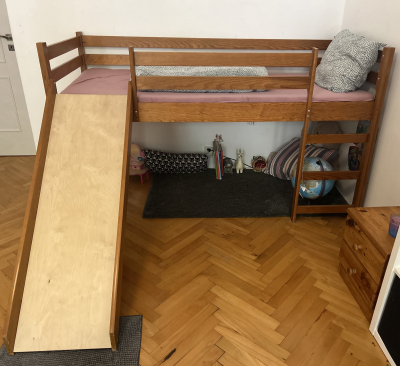 Postel se skluzavkou