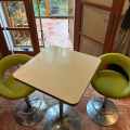 Barový stolek s židlemi