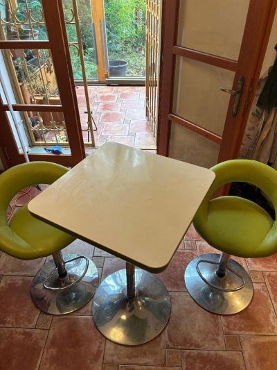 Barový stolek s židlemi