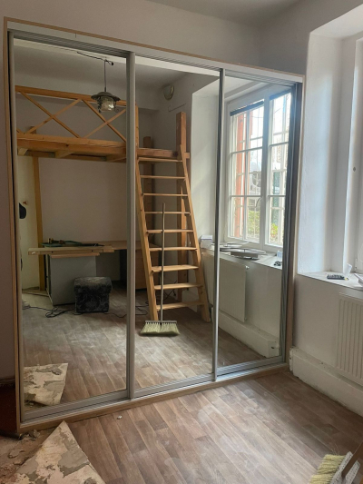 Velká zrcadlová skříň nepoškozená.