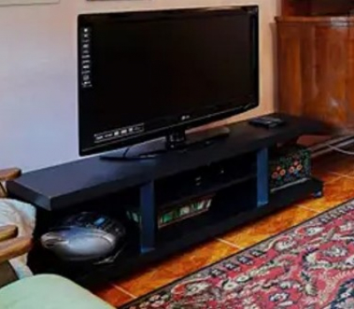 Televizní stolek (bez televize)