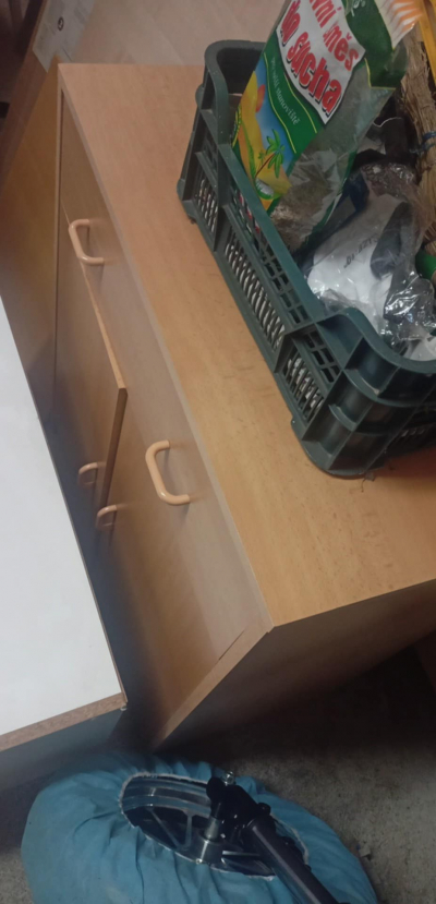 Menší skříňka, komoda