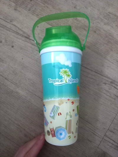 Plastový kelímek s brčkem