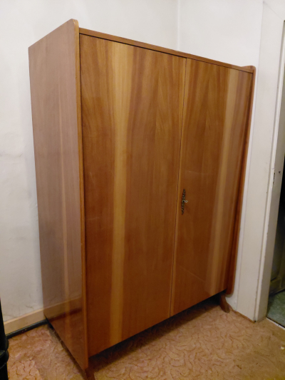 Skříň,knihovna a sekretář .